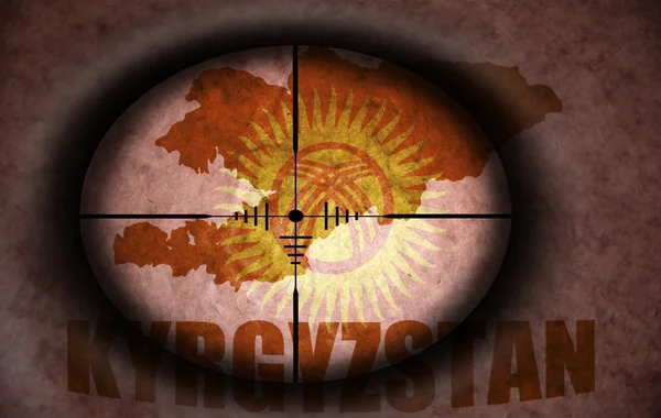 Âmbito sniper destinado à bandeira do Quirguistão vintage e mapa — Fotografia de Stock