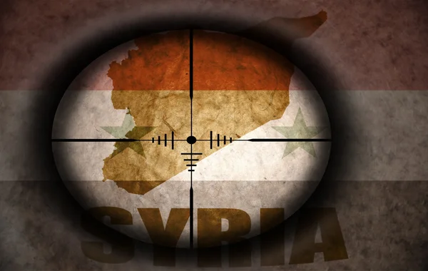 Sniper scope aimed at the vintage syrian flag and map — Stock Photo, Image