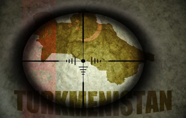 Снайперський простір, орієнтований на старовинний прапор Туркменістану та карту — стокове фото