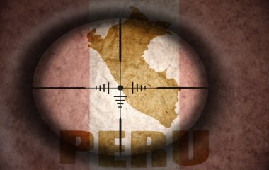 keskin nişancı kapsam amaçlayan vintage Perulu bayrak ve harita