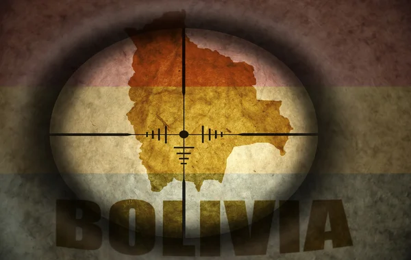 Sluipschutter toepassingsgebied gericht op de vintage Boliviaanse vlag en de kaart — Stockfoto