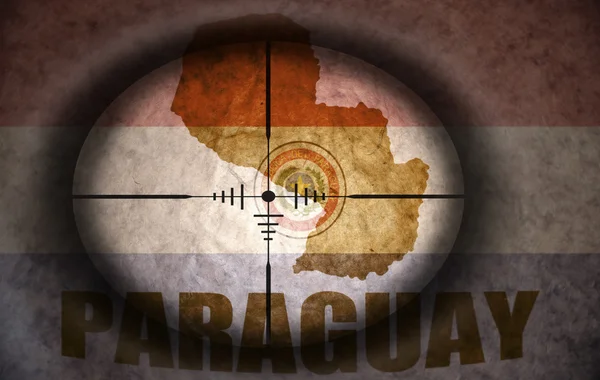 Sluipschutter toepassingsgebied gericht op de vintage Paraguayaanse vlag en de kaart — Stockfoto