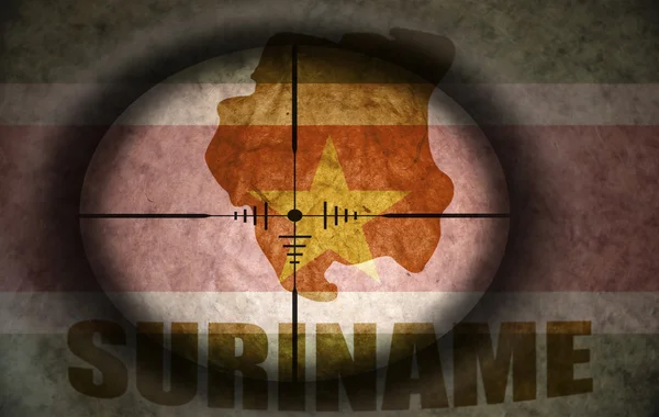Zielfernrohr für Scharfschützen auf die alte surinamesische Flagge und Landkarte — Stockfoto