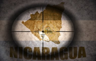 keskin nişancı kapsam amaçlayan vintage Nikaragua bayrağı ve harita