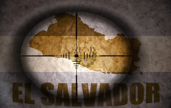 Mirino da cecchino rivolto alla bandiera e mappa salvadoregna vintage — Foto Stock
