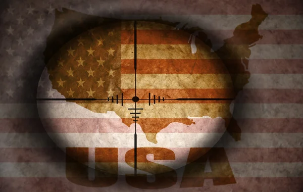 Снайперский прицел, нацеленный на винтажный американский флаг и карту — стоковое фото
