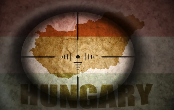 Zielfernrohr für Scharfschützen auf die ungarische Flagge und Landkarte — Stockfoto