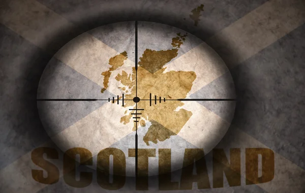 Sniper scope aimed at the vintage scottish flag and map — Stock Photo, Image