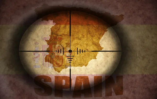 Sniper scope aimed at the vintage spanish flag and map — Stock Photo, Image