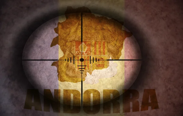 Âmbito sniper destinado à bandeira vintage andorran e mapa — Fotografia de Stock