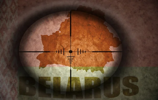 Âmbito sniper destinado à bandeira belarus vintage e mapa — Fotografia de Stock