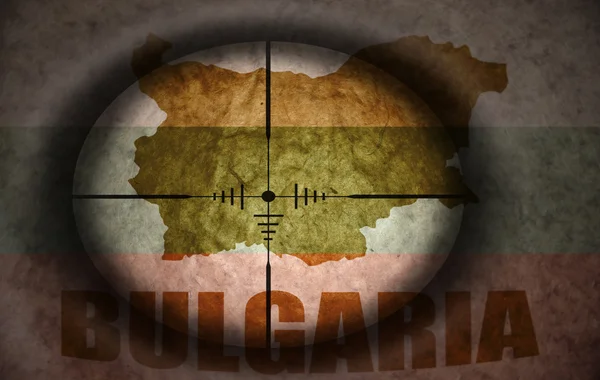 Zielfernrohr für Scharfschützen auf bulgarische Flagge und Landkarte — Stockfoto