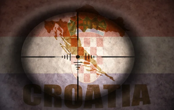 Снайперський простір, спрямований на старовинний хорватський прапор і карту — стокове фото