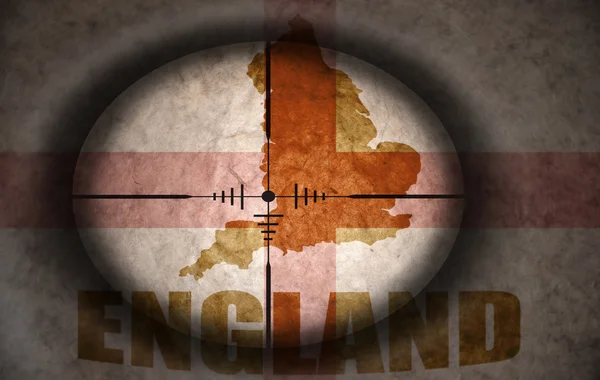Sniper scope aimed at the vintage english flag and map — Stock Photo, Image