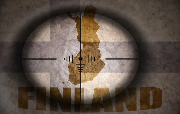 Zielfernrohr für Scharfschützen auf finnische Flagge und Landkarte — Stockfoto