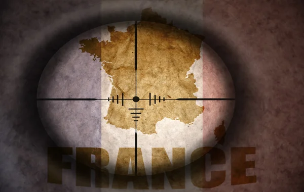 Zielfernrohr für Scharfschützen auf französische Flagge und Landkarte — Stockfoto