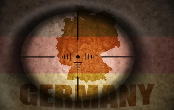 Alcance de francotirador dirigido a la bandera alemana vintage y mapa —  Fotos de Stock