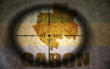 keskin nişancı kapsam amaçlayan vintage Gabon bayrak ve harita