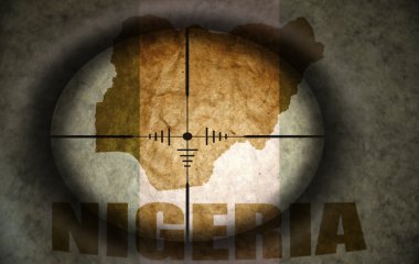 keskin nişancı kapsam amaçlayan vintage Nijeryalı bayrak ve harita