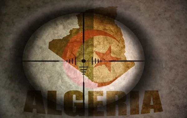 Âmbito sniper destinado à bandeira algeriana vintage e mapa — Fotografia de Stock