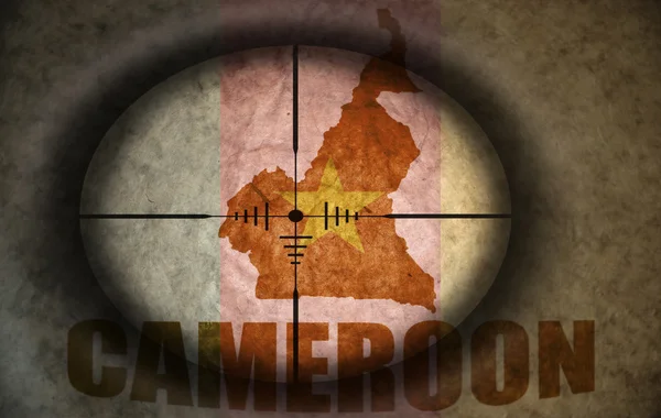 Âmbito sniper destinado à bandeira de camarões vintage e mapa — Fotografia de Stock