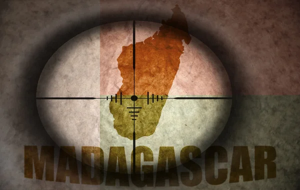 Sluipschutter toepassingsgebied gericht op de vintage Madagaskar vlag en de kaart — Stockfoto