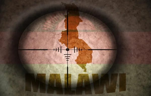 Âmbito sniper destinado à bandeira do Malawi vintage e mapa — Fotografia de Stock