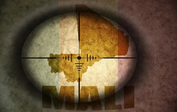 Portée du sniper visant le drapeau malien vintage et la carte — Photo