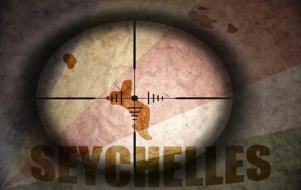 Zielfernrohr für Scharfschützen auf Seychellen-Flagge und Landkarte — Stockfoto