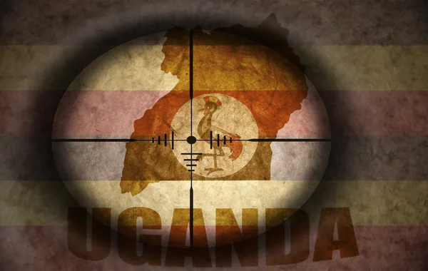 Âmbito sniper destinado à bandeira ugandense vintage e mapa — Fotografia de Stock