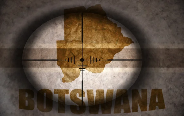 Âmbito sniper destinado à bandeira do Botswana vintage e mapa — Fotografia de Stock