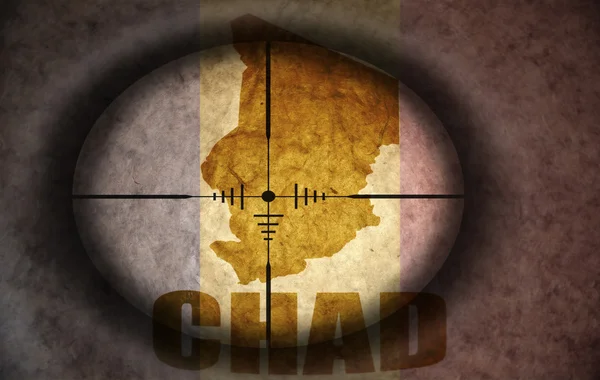 狙撃スコープを目指したヴィンテージ チャドの国旗と地図 — ストック写真