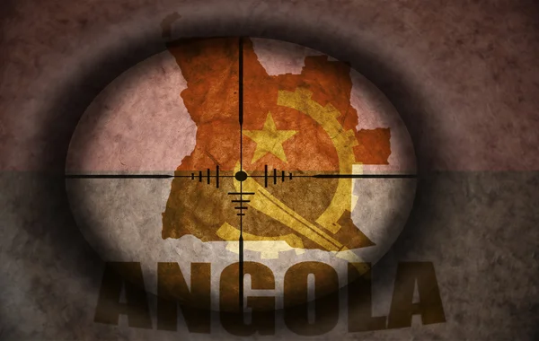 Alcance de francotirador dirigido a la bandera angolana vintage y mapa — Foto de Stock