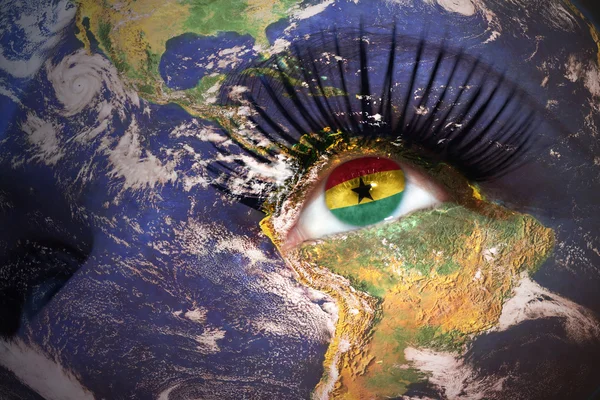 Twarz kobiety, która z planety Ziemia tekstury i flaga Ghany wewnątrz oka — Zdjęcie stockowe