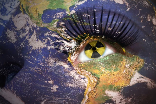 Frauengesicht mit der Struktur des Planeten Erde und dem Zeichen der Strahlung im Auge — Stockfoto