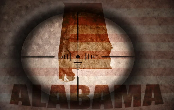 Alcance de francotirador dirigido a la bandera americana vintage y el mapa del estado de alabama — Foto de Stock