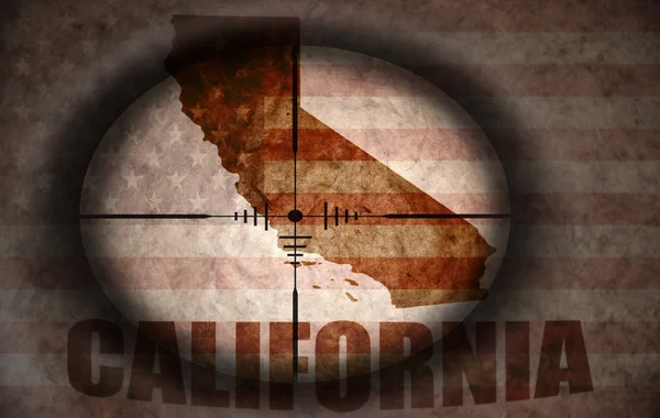 Sluipschutter toepassingsgebied gericht op vintage Amerikaanse vlag en Californië staat kaart — Stockfoto