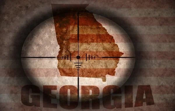 Alcance de francotirador dirigido a la bandera americana vintage y mapa del estado de Georgia — Foto de Stock