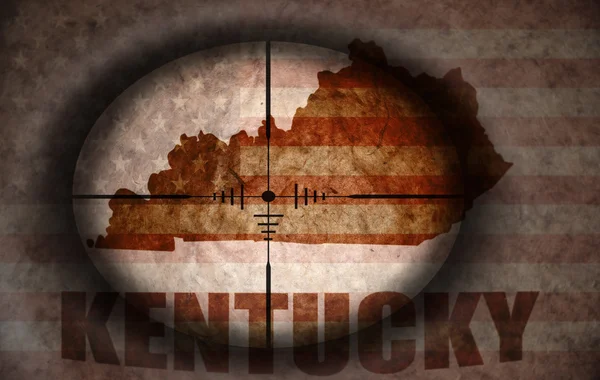 Alcance de francotirador dirigido a la bandera americana vintage y el mapa del estado de Kentucky — Foto de Stock