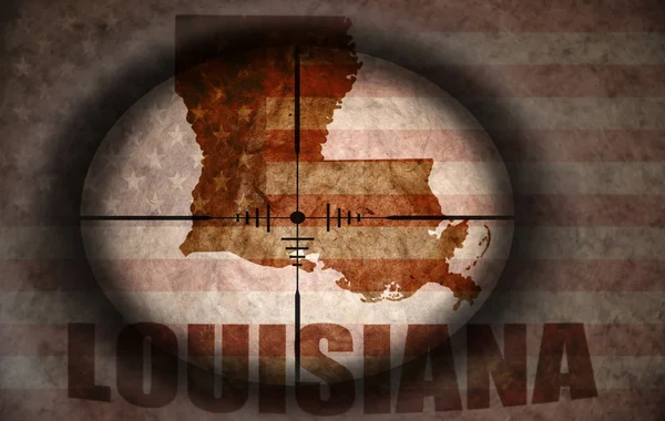 Alcance francotirador dirigido a la bandera americana vintage y el mapa del estado de Louisiana — Foto de Stock
