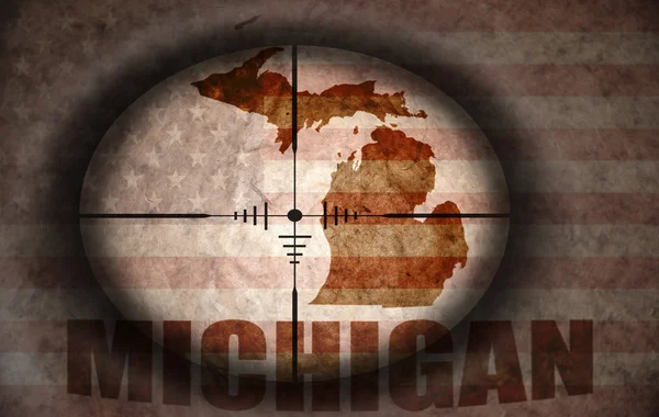 Âmbito sniper destinado à bandeira americana vintage e mapa do estado de Michigan — Fotografia de Stock