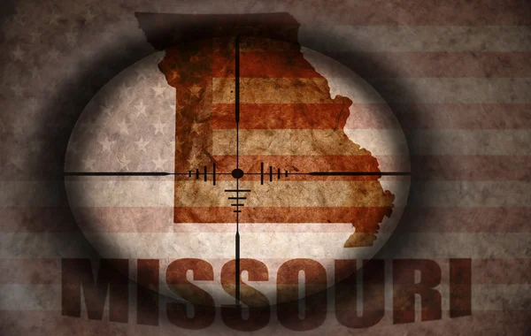 Lunette de sniper visant le drapeau américain vintage et la carte de l'État du missouri — Photo