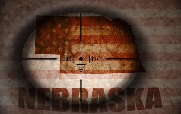 Alcance de francotirador dirigido a la bandera americana vintage y mapa del estado de Nebraska —  Fotos de Stock