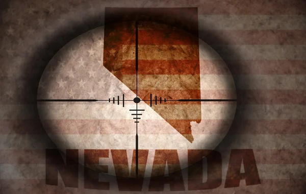Sniper scope aimed at the vintage american flag and nevada state map — Stock Photo, Image