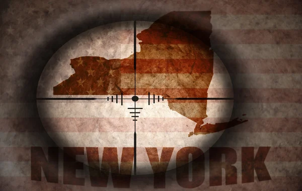 Sniper rozsah zaměřených na vinobraní americké vlajky a new york státní mapa — Stock fotografie