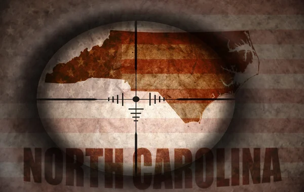 Alcance de francotirador dirigido a la bandera americana vintage y mapa del estado de Carolina del Norte — Foto de Stock
