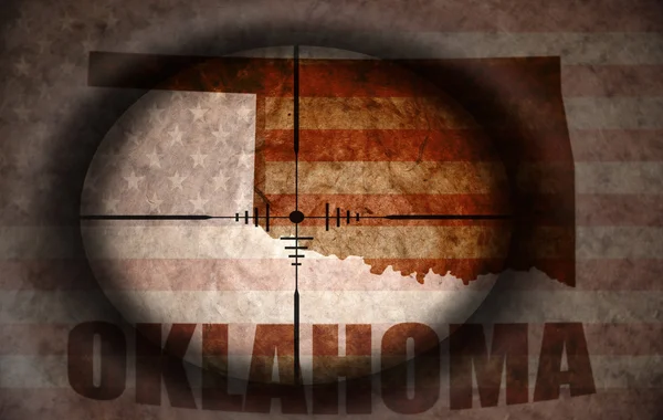 Alcance de francotirador dirigido a la bandera americana vintage y mapa del estado de Oklahoma — Foto de Stock