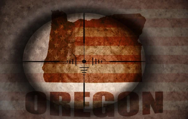 Zakres nochkin zmierzające do rocznika amerykańskiej flagi i oregon mapę stanu — Zdjęcie stockowe