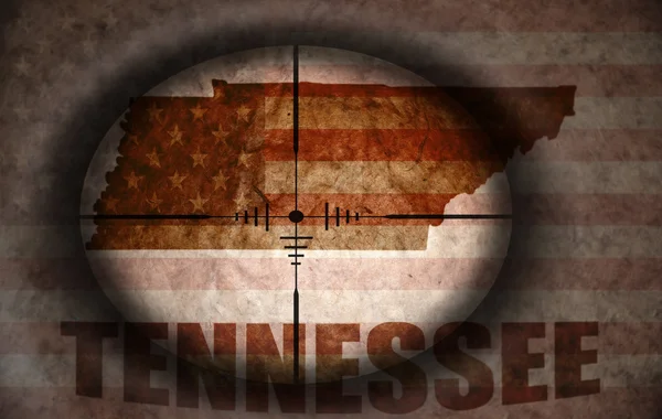 Sniper scope aimed at the vintage american flag and tennessee state map — Stock Photo, Image