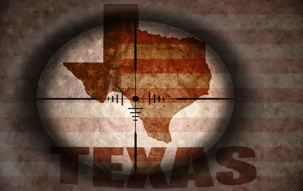 Sniper scope aimed at the vintage american flag and texas state map — Stock Photo, Image